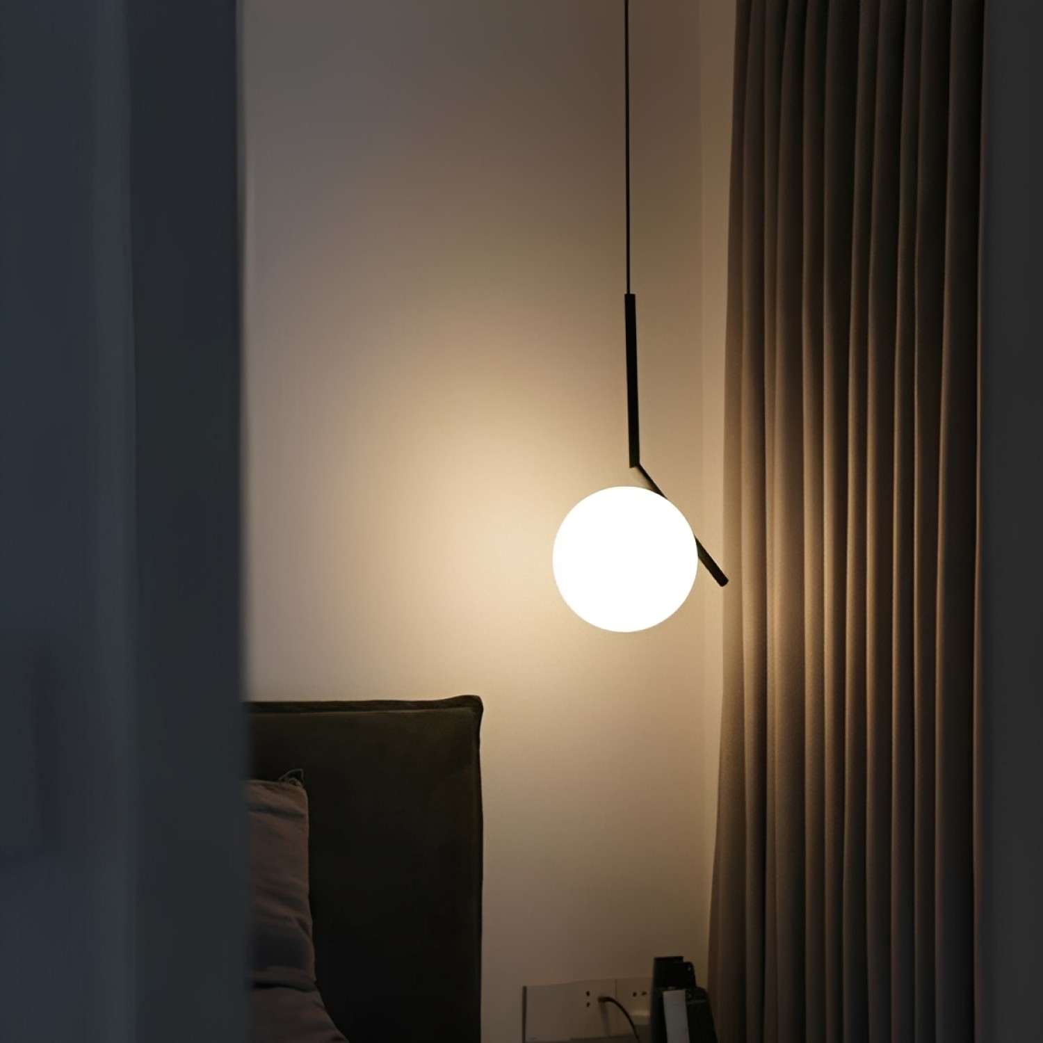 Снимка на Висящ черен пендел със стъклена сфера Rush