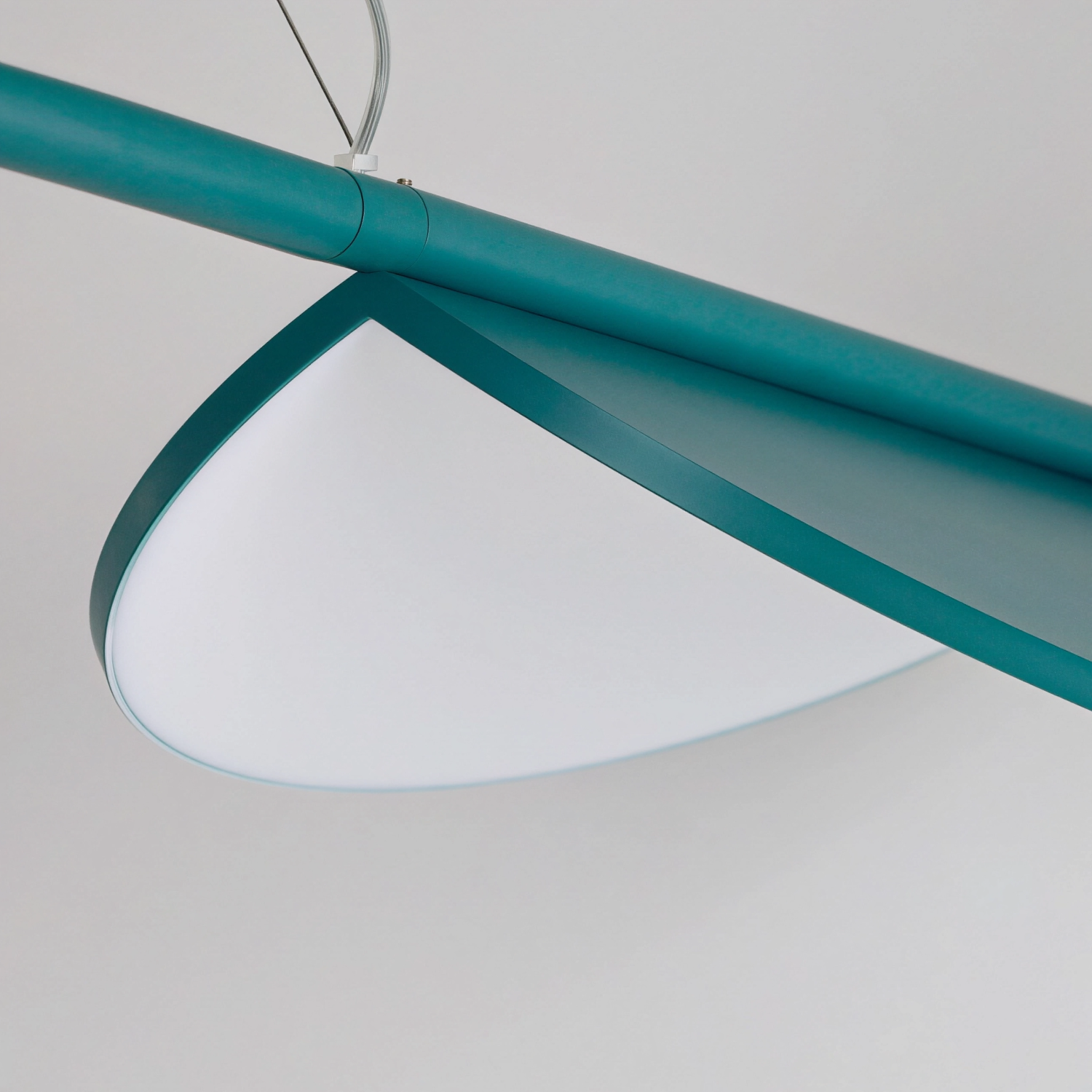 Детайлно изображение на Тюркоазен дизайнерски полилей Zawa | 45W | 161cm | 3000K Снимка на Тюркоазен дизайнерски полилей Zawa | 45W | 161cm | 3000K