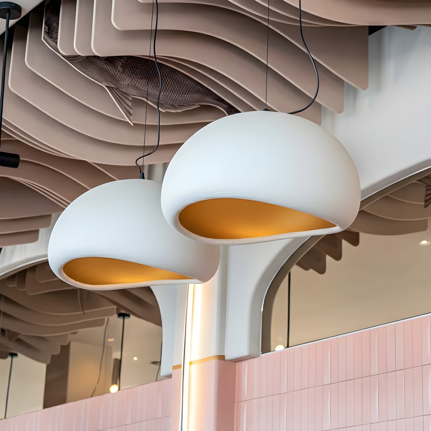 Снимка на Висяща лампа от смола Vali | Бяла | Скулптурна форма