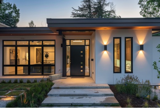 Как да подчертаете архитектурата на къщата с фасадно осветление?