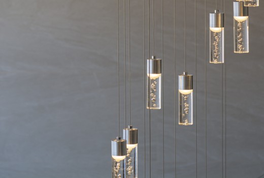 Защо да изберем висящо осветление за хола и дневната?