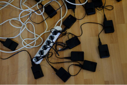 Как да скрием LED кабелите зад мебелите умно