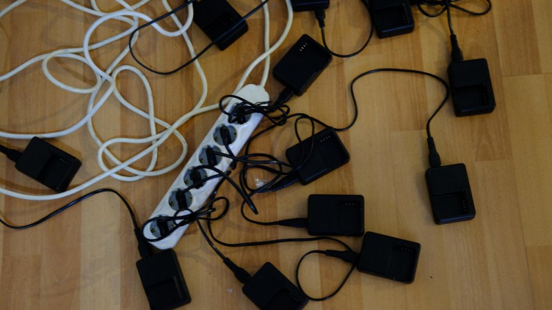 Как да скрием LED кабелите зад мебелите умно