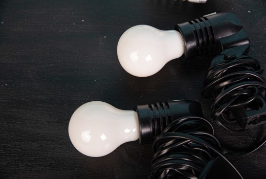 Защо LED лампата свети слабо при изключен ключ?