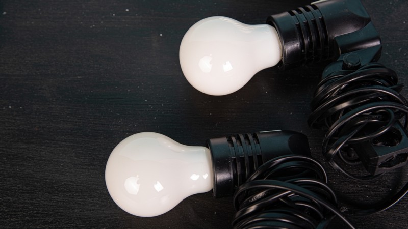 Защо LED лампата свети слабо при изключен ключ?