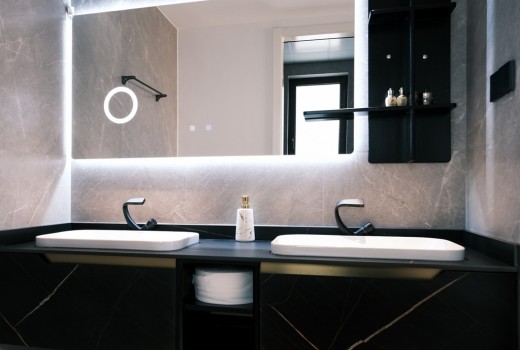 Как да осветите малка баня без прозорец: 5 визуални трика