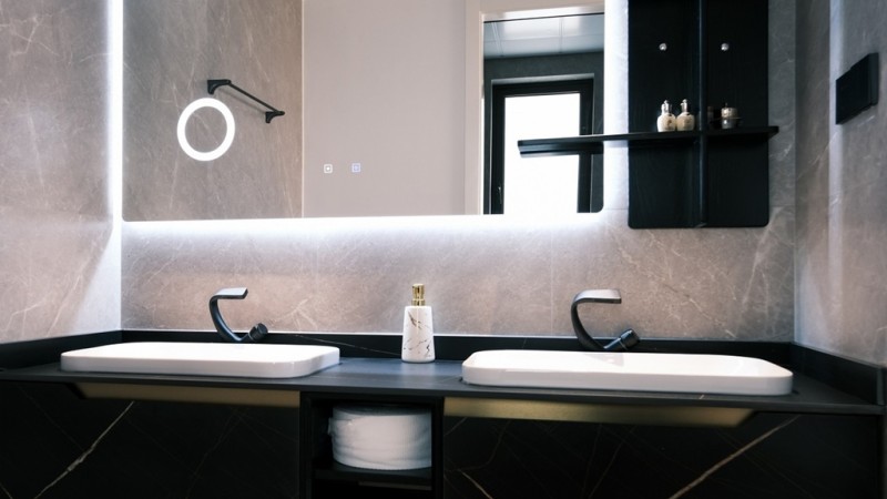 Как да осветите малка баня без прозорец: 5 визуални трика