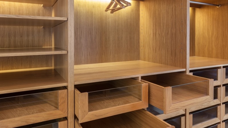 Как да направим автоматично осветление в гардероба с бюджет под 100 лв?