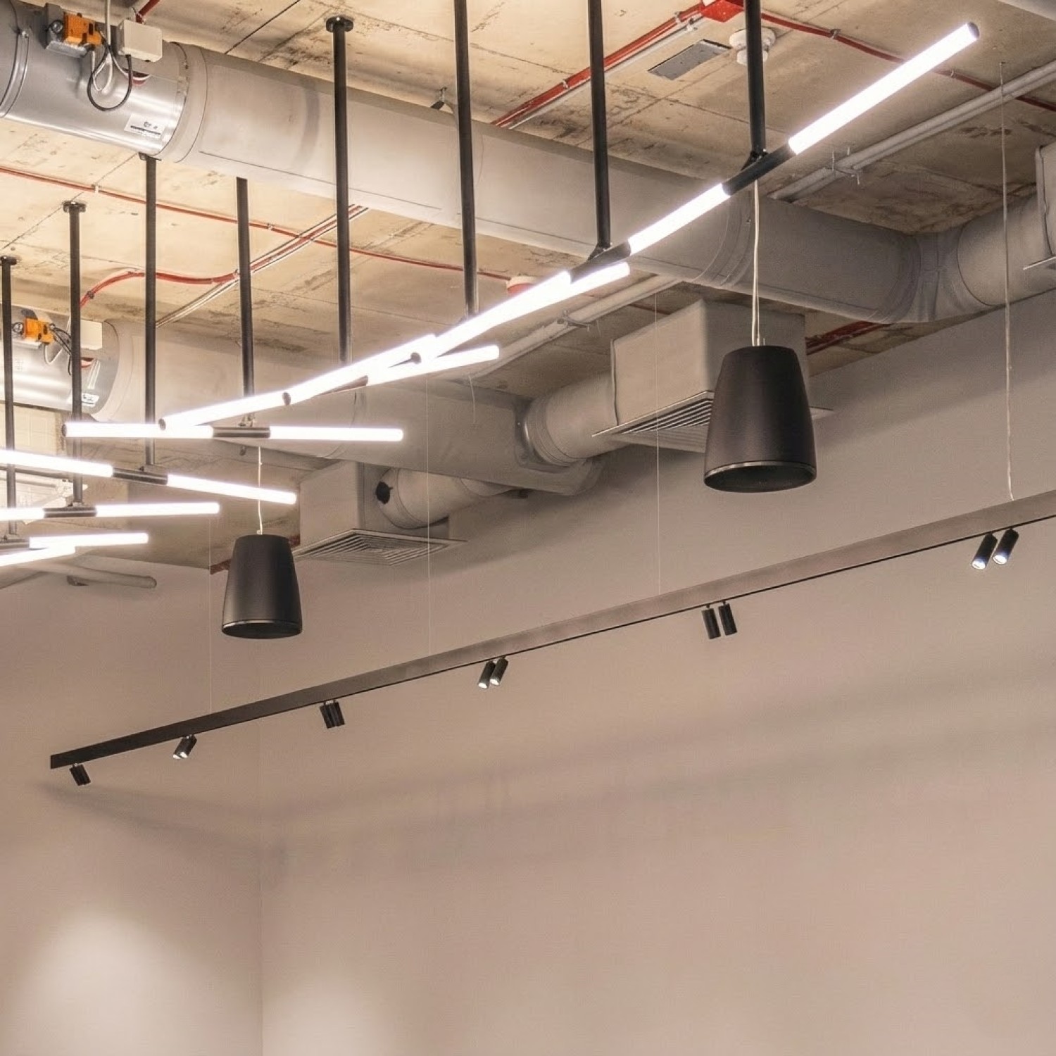 Снимка на Магнитна шина за външен монтаж върху таван/стена Magnet Line 23 mm - Релсово осветление