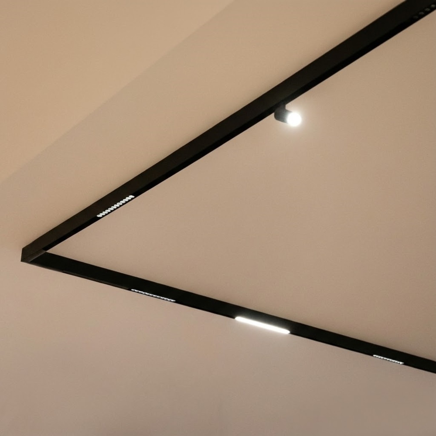 Снимка на Магнитна шина за външен монтаж върху таван/стена Magnet Line 23 mm - Релсово осветление