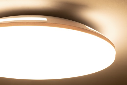 Осветление за нисък таван: как да направим стаята да изглежда по-висока