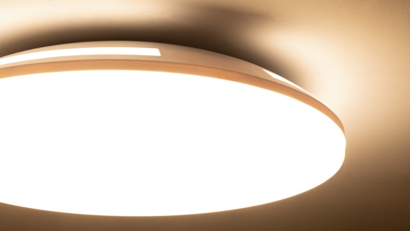 Осветление за нисък таван: как да направим стаята да изглежда по-висока