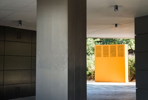 Как да монтирате луна за външен монтаж на бетонен таван