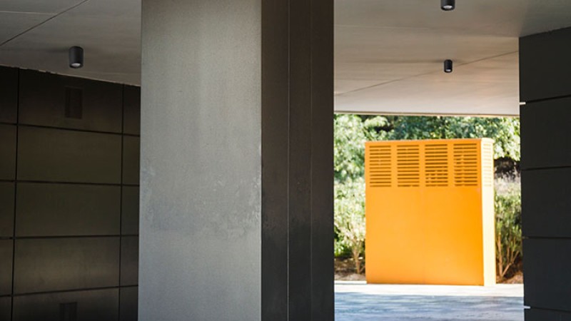 Как да монтирате луна за външен монтаж на бетонен таван