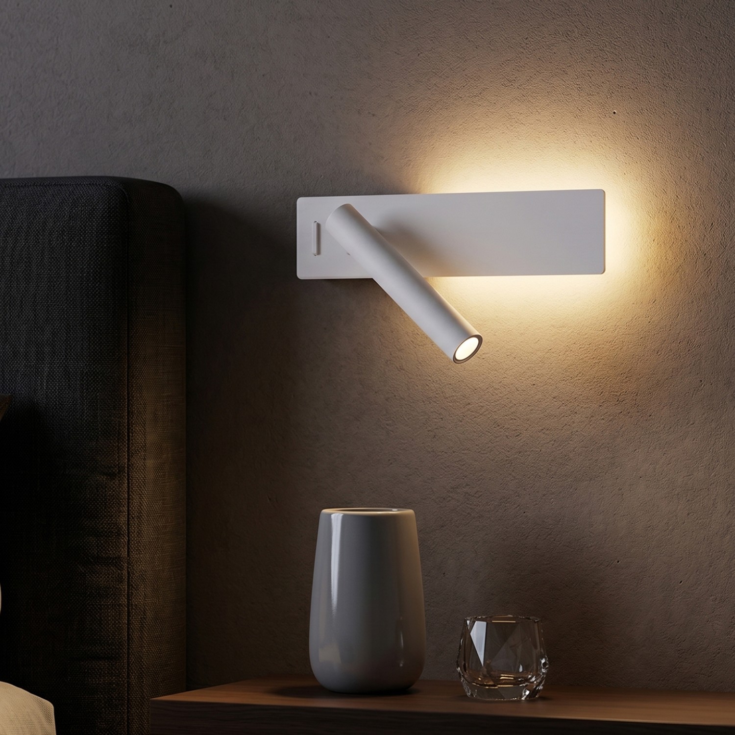 Снимка на Стенен аплик Kora с насочена светлина за четене и фоново осветление