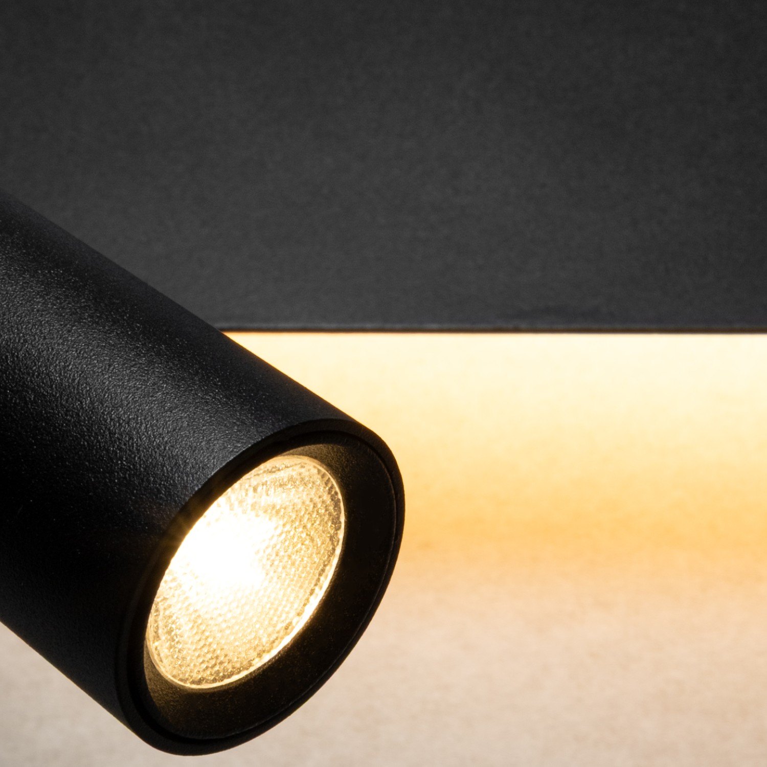 Снимка на Стенен аплик Kora с насочена светлина за четене и фоново осветление