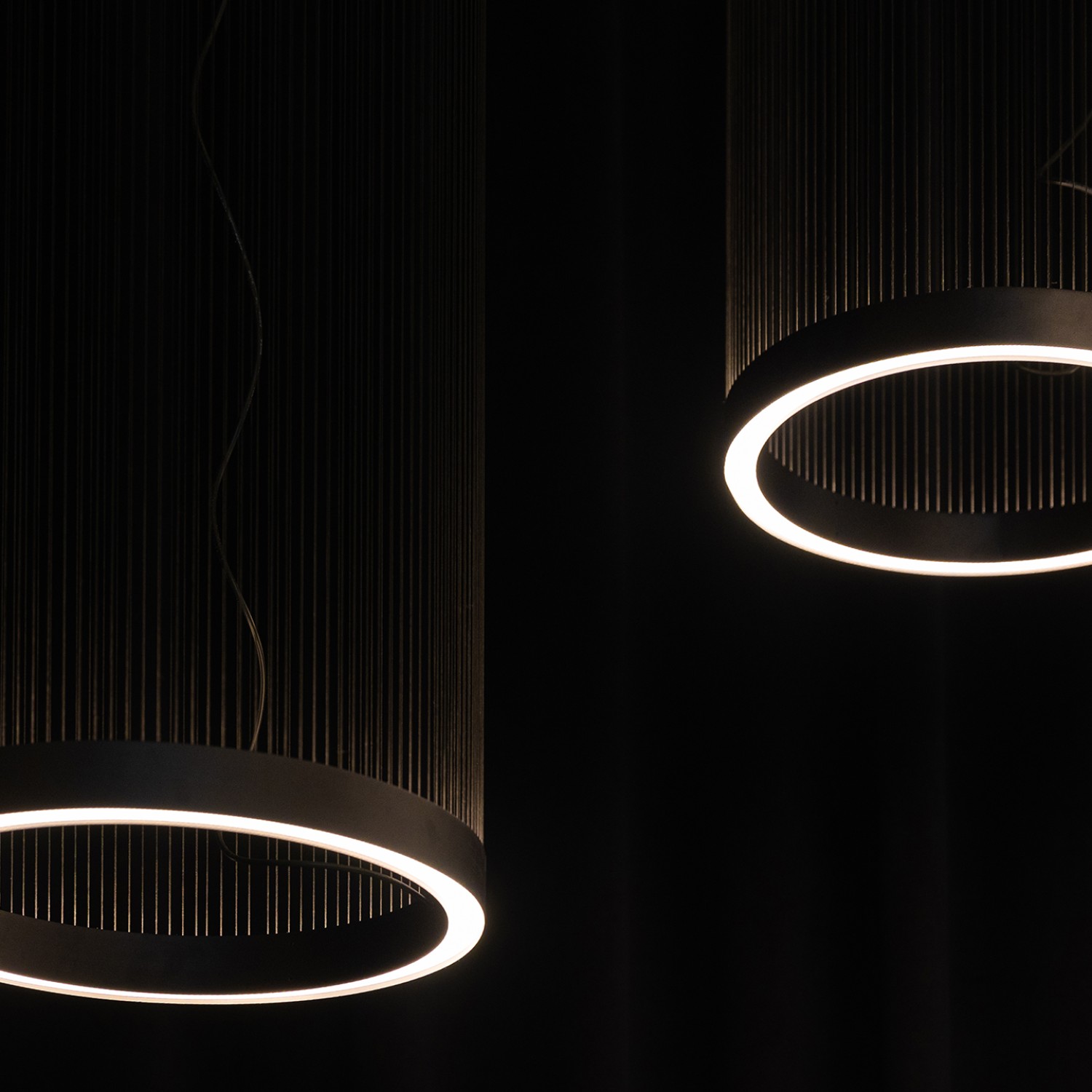 Висящ LED пендел Verto M | Цилиндричен | 20W | 3000K | Черен Висящ LED пендел Verto M | Цилиндричен | 20W | 3000K | Черен