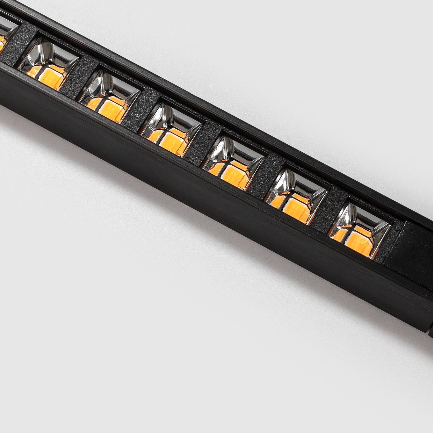 Детайлно изображение на Линеен LED модул Darklight 10PCB | 3000K | 40° Снимка на Линеен LED модул Darklight 10PCB | 3000K | 40°