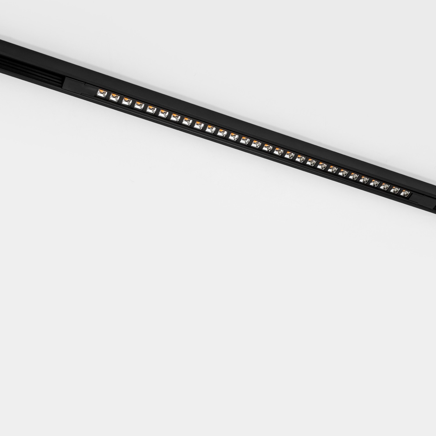 Детайлно изображение на Линеен LED модул Darklight 10PCB | 3000K | 40° Снимка на Линеен LED модул Darklight 10PCB | 3000K | 40°