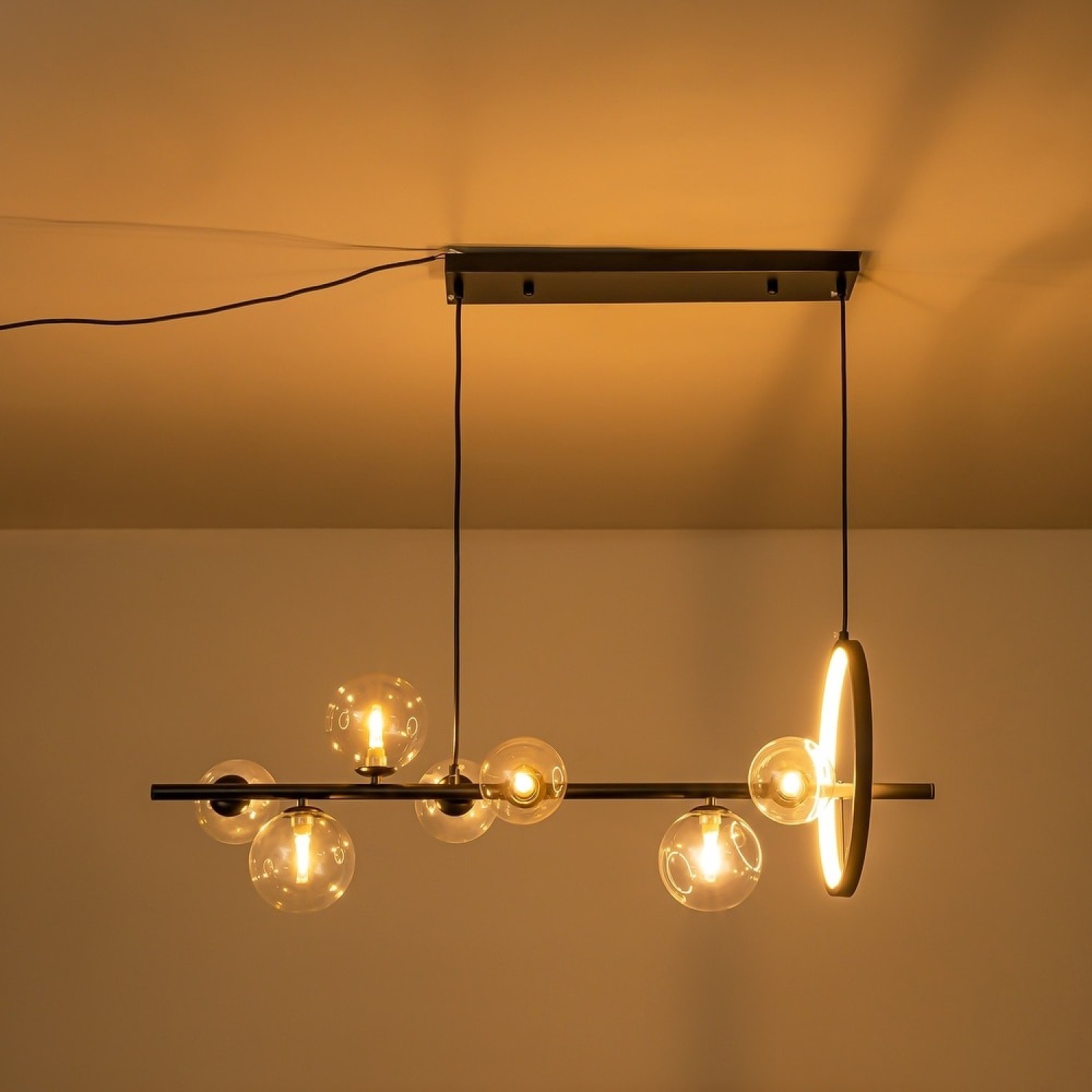 Детайлно изображение на Висящ полилей с LED ринг и 7 стъклени сфери Carina Line 7 (90 см) Снимка на Висящ полилей с LED ринг и 7 стъклени сфери Carina Line 7 (90 см) - Висящи лампи