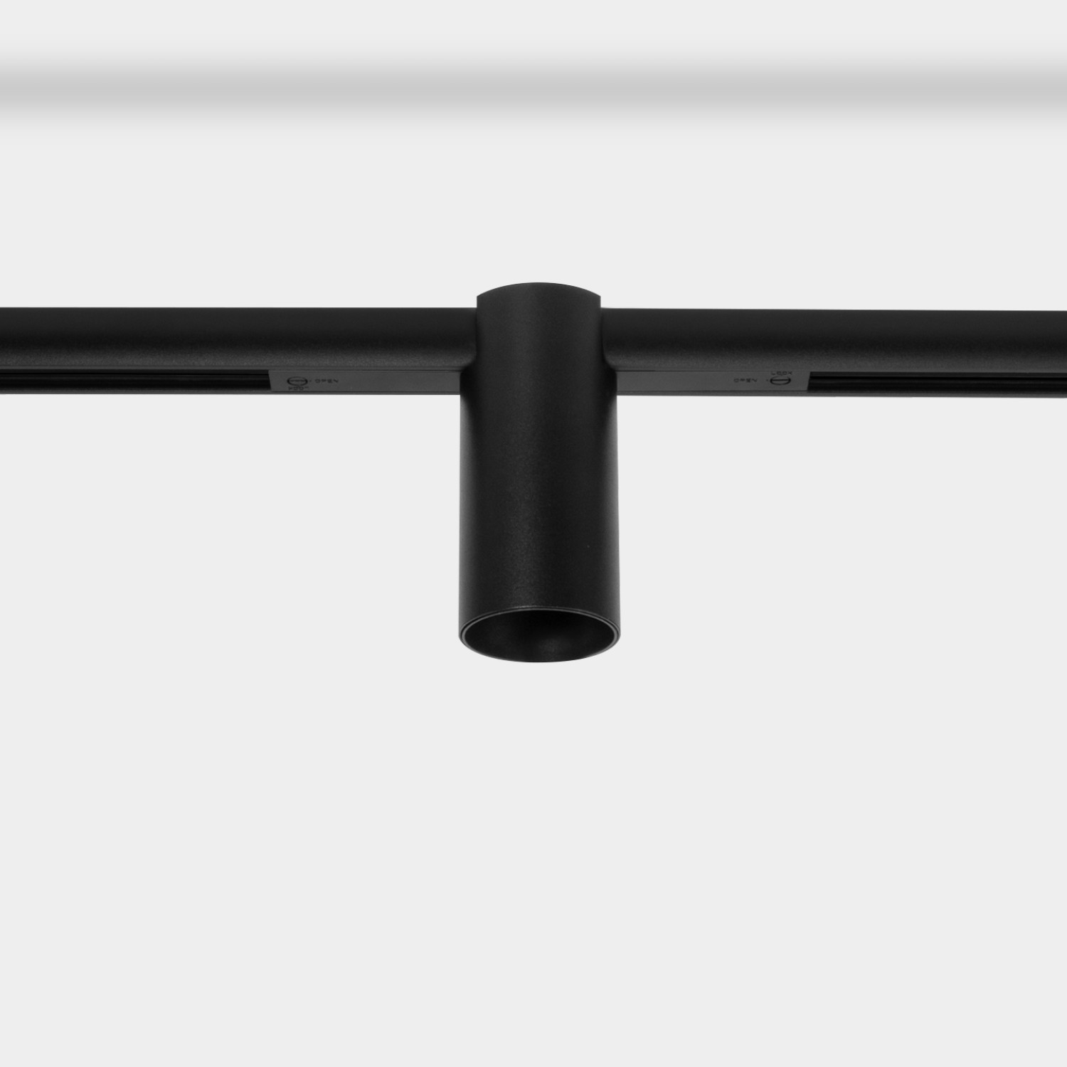 Детайлно изображение на Осветително тяло Achil Slim Magnet за магнитна система 23mm OM Slim Снимка на Осветително тяло Achil Slim Magnet за магнитна система 23mm OM Slim - Релсово осветление